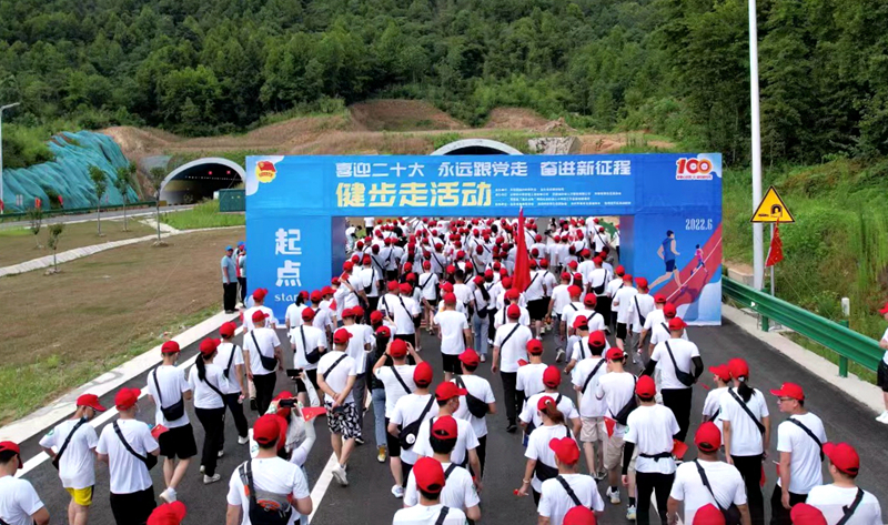 池州市團(tuán)委“喜迎二十大、奮進(jìn)新征程、永遠(yuǎn)跟黨走”健步走活動(dòng)在公司G318項(xiàng)目舉行6